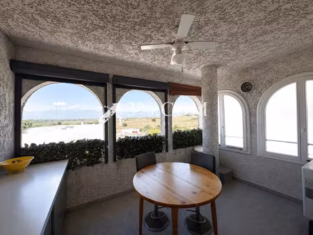 appartement t2 meublé et équipé avec terrasse et local réserve de 27 m2 .