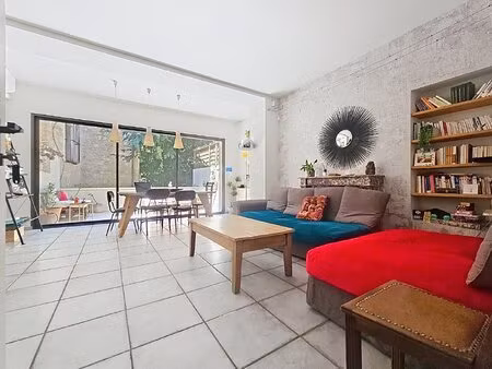 avignon intra muros. élégante maison de caractère avec terrasses  garage et appartement...