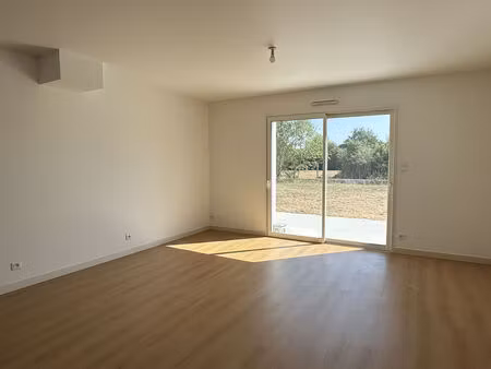 location maison 3 pièces  66.00m²  beauvoir