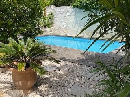 belle batisse en pierre style loft avec jardin intimiste et piscine chauffée