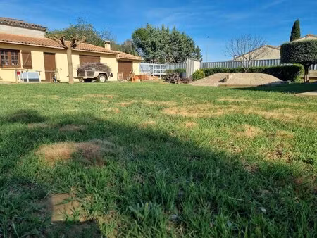 terrain constructible de 550 m2 avec dependances