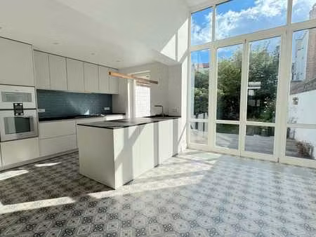 haut de saint-gilles – maison familiale avec jardin – 6 ch