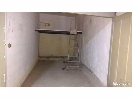 garage box fermé en sous-sol 12 m²