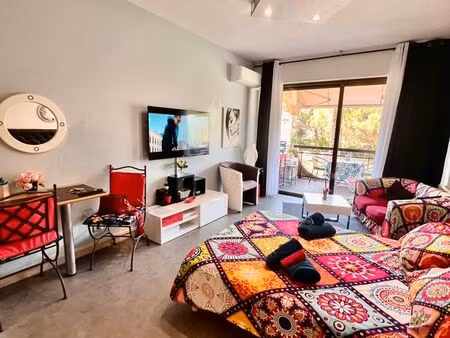 uniquement pour étudiant  magnifique studio  pieds dans l’eau avec piscine