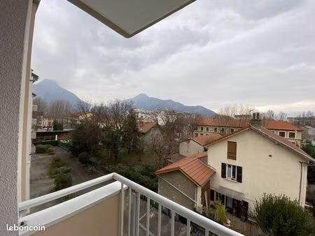 très beau t3 neuf avec grand balcon sud