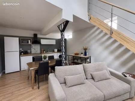 à louer – bel appartement en duplex avec cour et parking