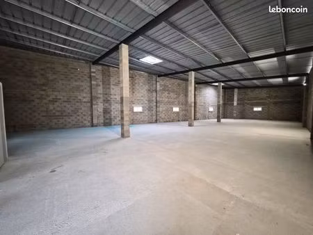 a louer hangar 390m² + 10 places de parkings