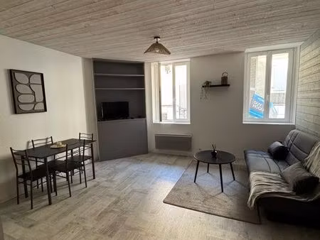 grand studio meublé rénové – hyper centre d’orthez – 31 m²
