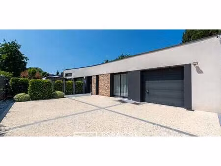 maison avec piscine et terrasse bruz (35)