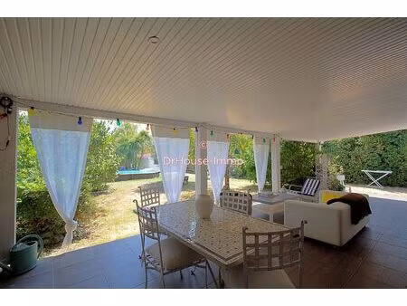 maison de plain-pied avec piscine et grand jardin arboré