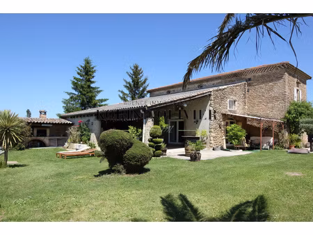 belle propriété en pierre de 210 m2 avec piscine et terrain