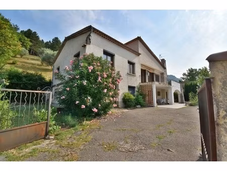 à vendre – grande villa avec terrain boisé à sisteron