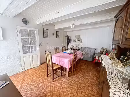 maison de ville à rénover avec terrasse couverte.