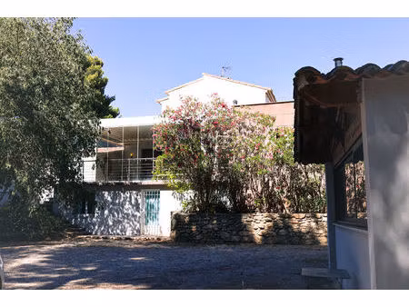 maison de 250m² avec piscine dans les collines de pelissanne