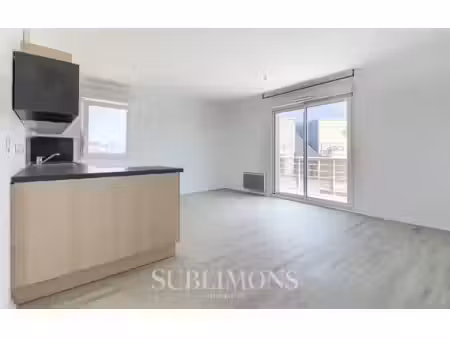ploeren bourg — t2 lumineux en dernier étage avec balcon sud-