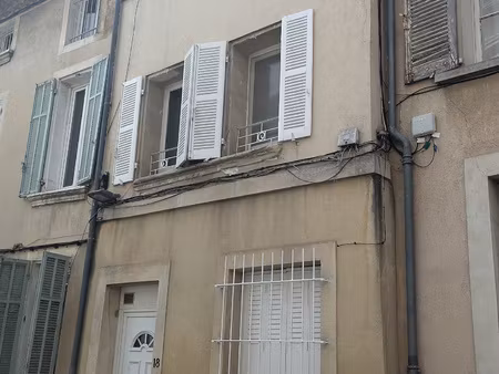a proximité du centre  maison de ville sur 3 niveaux  entièr