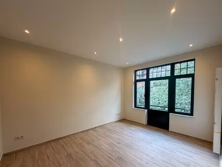 duplex à louer à av. oscar van goidtsnoven 83 forest (vbe47304)