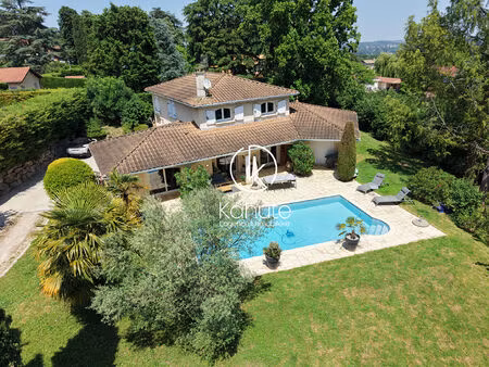 maison de 203m² au calme à collonges au mont d or   terrain de 1685m²  5 chambres  garage 