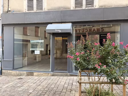 local commercial avec cour en plein centre-ville de la châtr