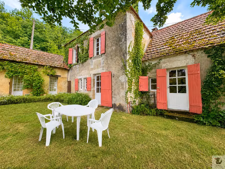 maison en pierres de + 400 ans  dans un cadre verdoyant