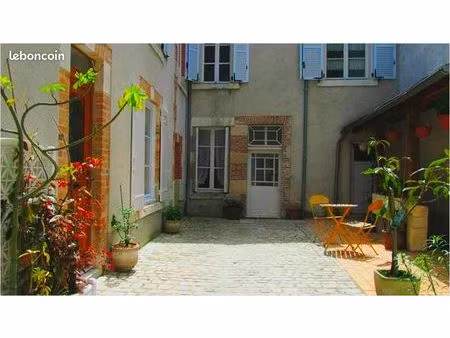 grand studio meublé avec un extérieur - orléans centre – equipé fibre - 10mn à pied de la 