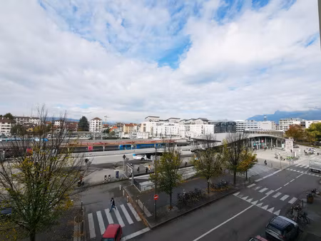 local commercial situé en face de la gare d'annecy