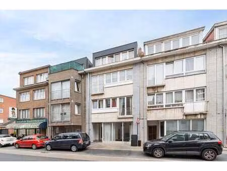 propriété de rapport avec 4 appartements et 2 garages