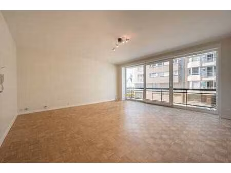 non-meublé: appartement avec 2 chambres à coucher dans un...