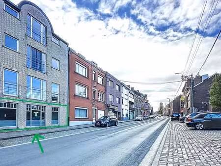 a louer : rez commercial de 80 m²  excellente état  parking