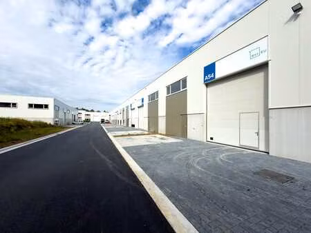 180m² neuf libre immediatement- accès direct e19 et e42