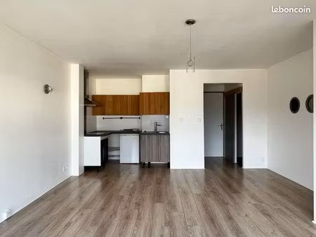 t2 44 m² – balcon plein sud – chauffage et eau froide inclus dans charges
