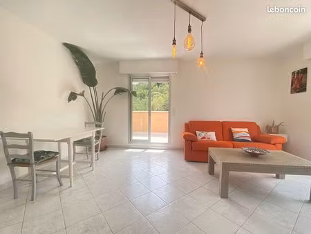 parfait studio en attique  meublé avec très grande terrasse au calme complet