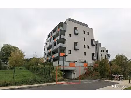 box fermé sécurisé – 15 m² – proche genève – saint julien en genevois