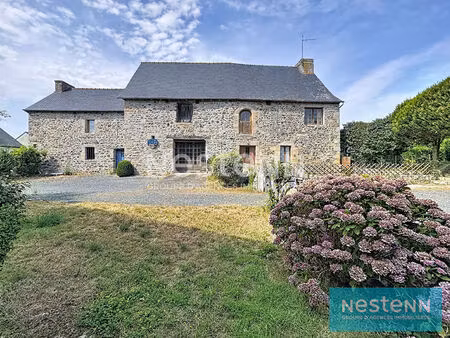 vente d'une bâtisse en pierres avec dépendance et une habitation dans le bourg de coëtmieu