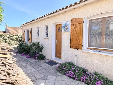 maison 3 pièces de plain-pied d'environ 85 m² avec garage.
