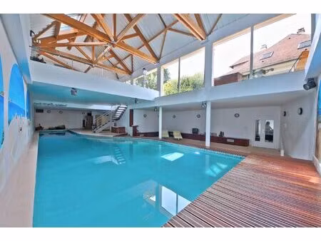 villa de 465m² habitable (644m² total) avec piscine intérieur