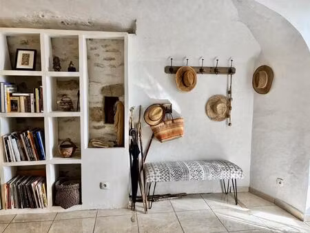 maison en pierre dans un village médiéval près d'uzès