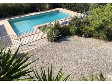 villa sur 1000m2 de jardin avec piscine