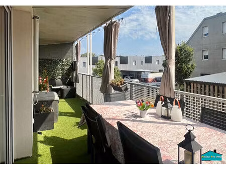 appartement de trois chambres avec grande terrasse