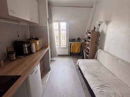 paris 1er etienne marcel. studette sous les toits avec un mini balcon