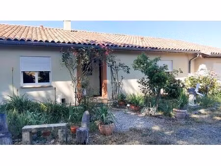 située à saint-andré (31420)  cette maison traditionnelle offre un cadre de vie paisible a