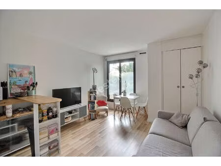 suresnes hyper centre - studio en parfait état avec cave