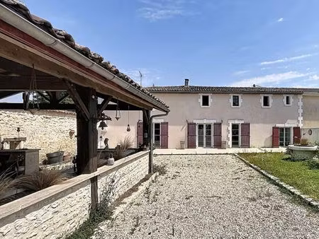 propriété 5 chambres de 288m2 avec piscine et vaste terrain.