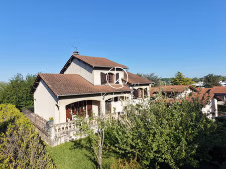 à seulement 10 minutes de gare de vaise  maison familiale de 116 24m2  sur un terrain plat