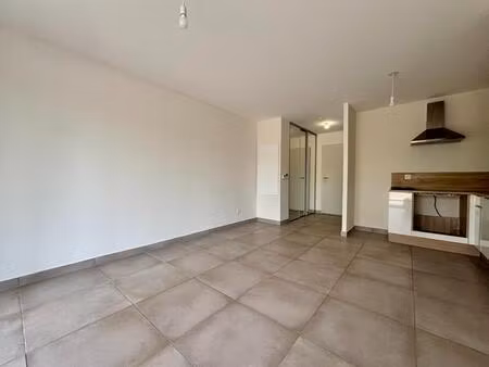 villeneuve-les-avignon - appartement t2 45.50m² avec jardin et parking
