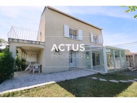 maison familiale avec double garage et jardin