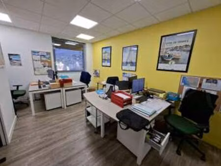 location bureaux et commerces à la roche-sur-yon (85000) : à louer / 80m² la roche-sur-yon