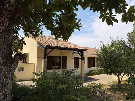 maison bien entretenue avec gîte indépendant  piscine chauffée et dépendances
