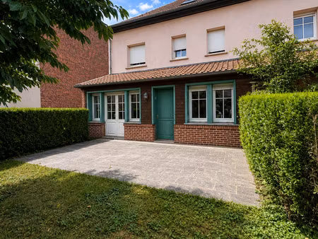 maison avec garage / jardin et quatre chambres a deux pas du
