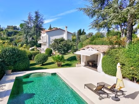 villa rénovée de 5 chambres avec vue sur la mer  piscine et pool house au bord de mougins